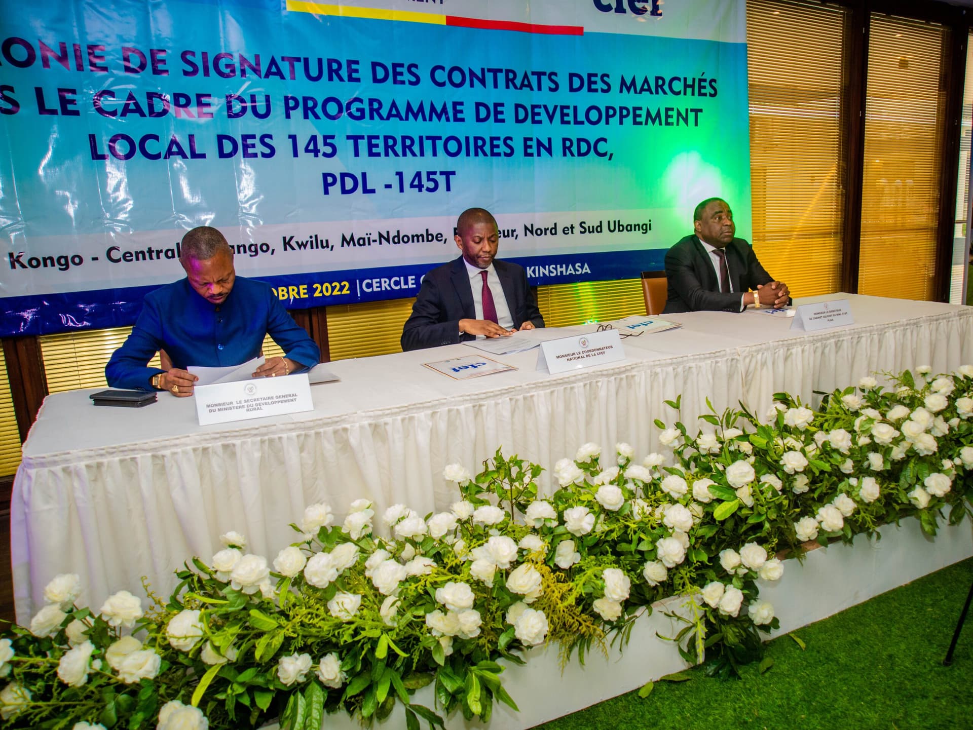 image en avant de PDL-145T: Signature des contrats entre la CFEF et les entreprises chargées de réaliser des travaux de construction des infrastructures dans 7 provinces.