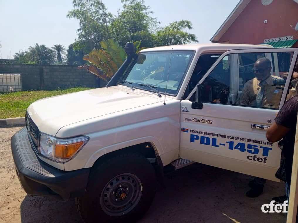 image en avant de PDL-145T : Remise d’une Jeep Toyota Land cruiser au Comité Technique Provincial du Mai-Ndombe