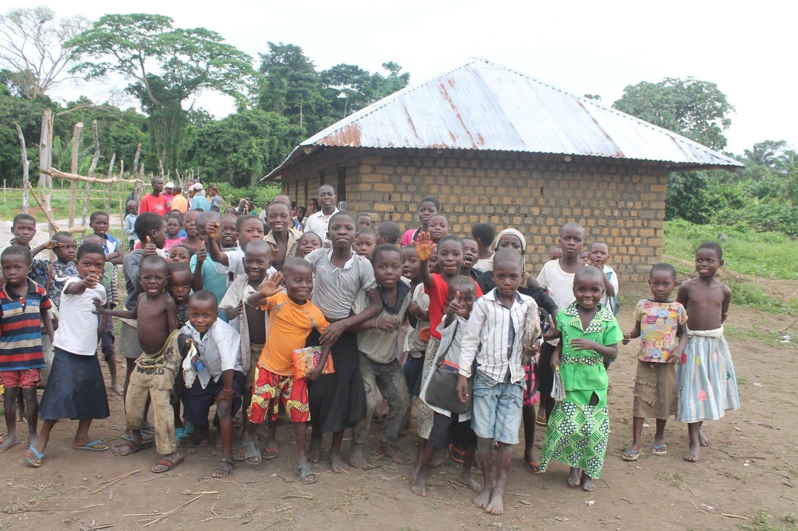 image en avant de Le PDL-145T salué par la population du Maï-Ndombe