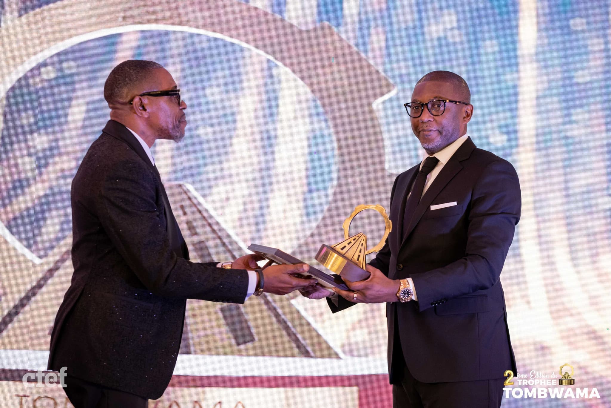 image en avant de Alain LUNGUNGU KISOSO lauréat du prix « BUILDER » pour son leadership dans l’exécution des projets de développement en RDC